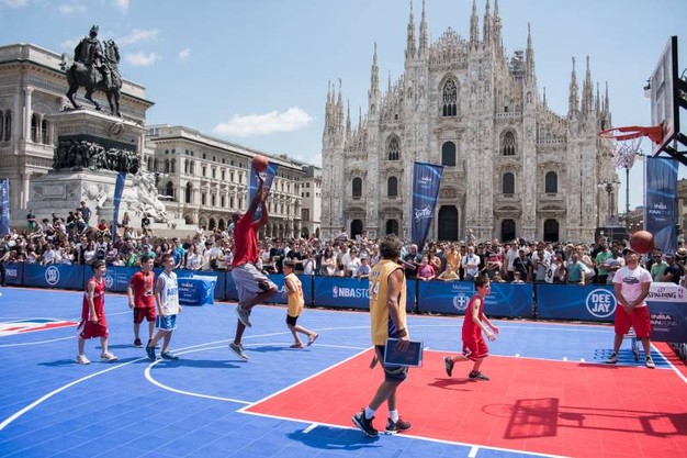 nba basket piazza duomo