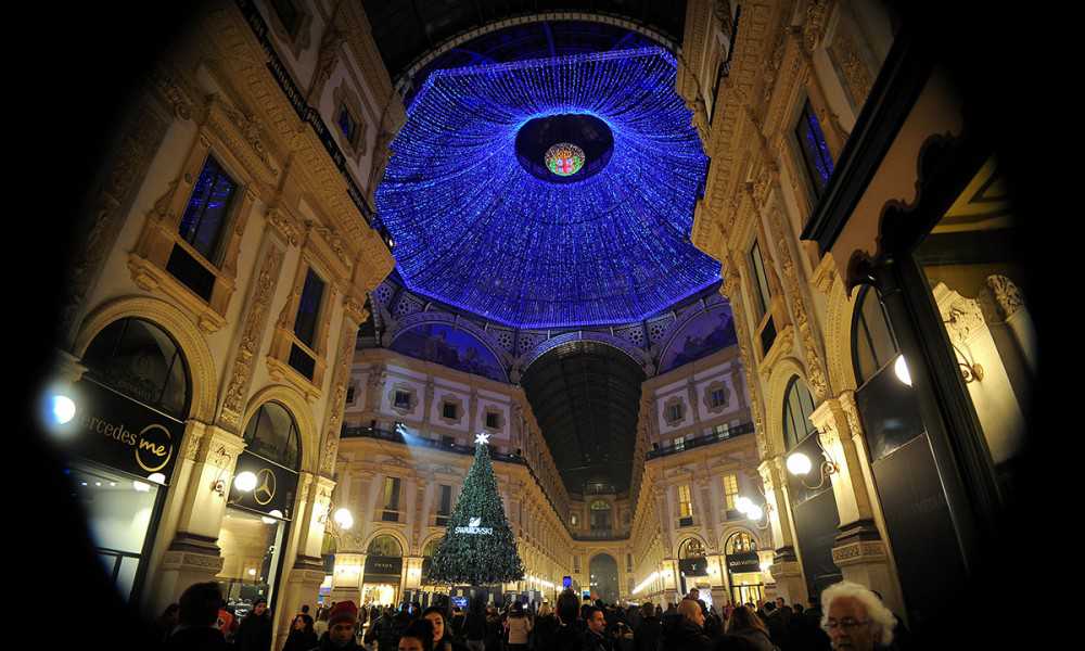 Milano Decorazioni Natalizie.Natale 2017 A Milano Si Accendono Luminarie Come Gli Champs Elysees