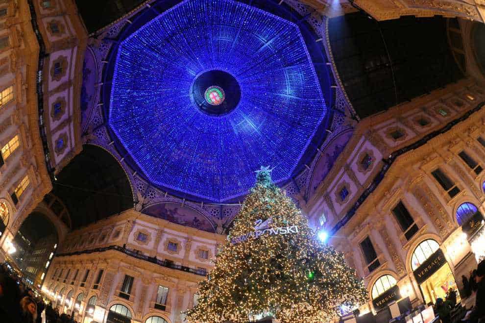 Regali Di Natale Swarovski.Galleria Vittorio Emanuele Torna A Brillare Il Natale Con L Albero Di Swarovski