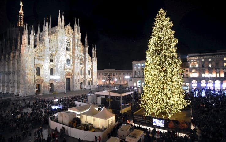 Albero Di Natale Swarovski Milano 2019.Milano Cerimonia Accensione Albero Di Natale Piazza Duomo 2018