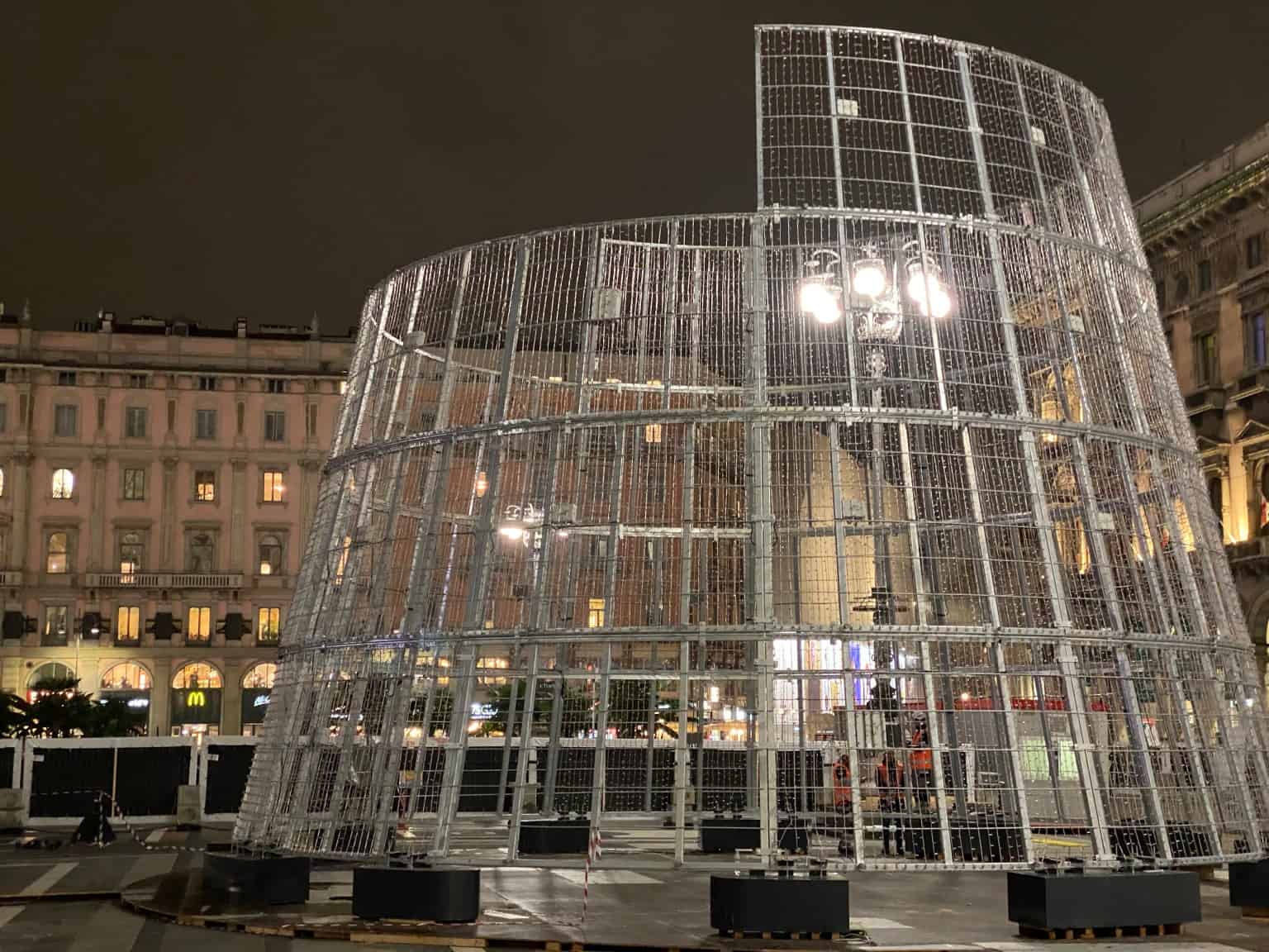 Albero Di Natale Milano 2019.Albero Di Natale Milano Grandi Giochi Di Luce Per L Albero Firmato Esselunga