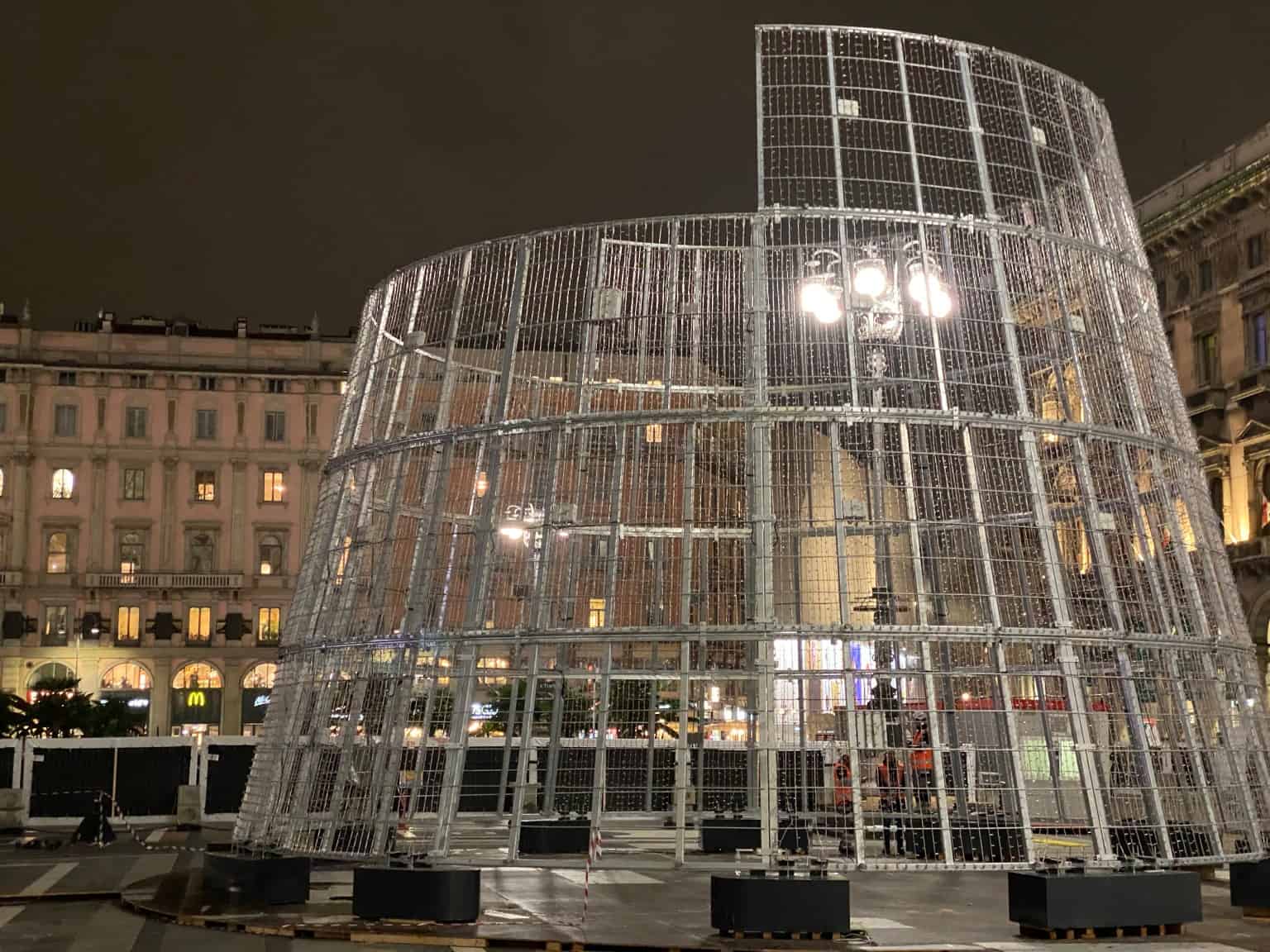 Regali Di Natale Esselunga.Albero Di Natale Milano Grandi Giochi Di Luce Per L Albero Firmato Esselunga