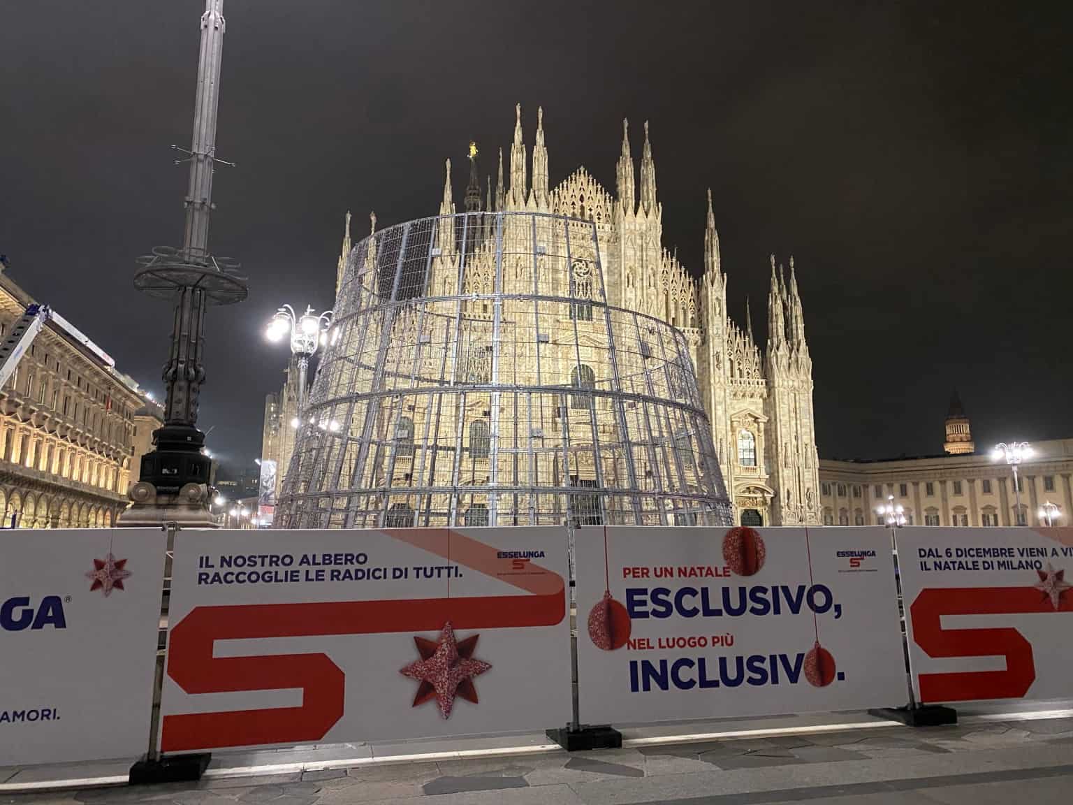 Esselunga Regali Di Natale.Albero Di Natale Milano Grandi Giochi Di Luce Per L Albero Firmato Esselunga