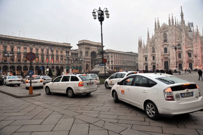 667031 XCRO, FILA, CODA DI TASSISTI ALLA FERMATA DEI TAXI taxi gratis milano legacoop